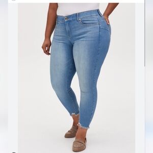 TORRID BOMBSHELL SKINNY JEANS
